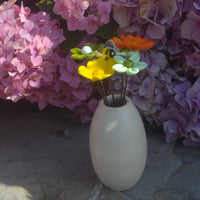 Composition Clara en verre de murano. Fleurs orange, jaune et vertes et blanches
