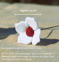 Fleur Sauvage - Tige de fleur individuelle en verre de Murano avec texte en anglais qui donne la largeur de la fleur. La fleur fait approximativement 2.5cm de largeur.