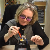 Nathalie travaille le verre de Murano au chalumeau