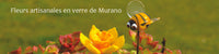 bannière où une abeille en verre de Murano frôle une jonquille en verre de murano