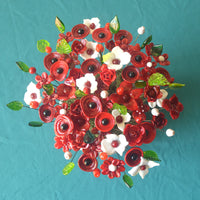 Bouquet de fleurs articielles haut de gamme luxe en rouge et blanc sur fond bleu 
