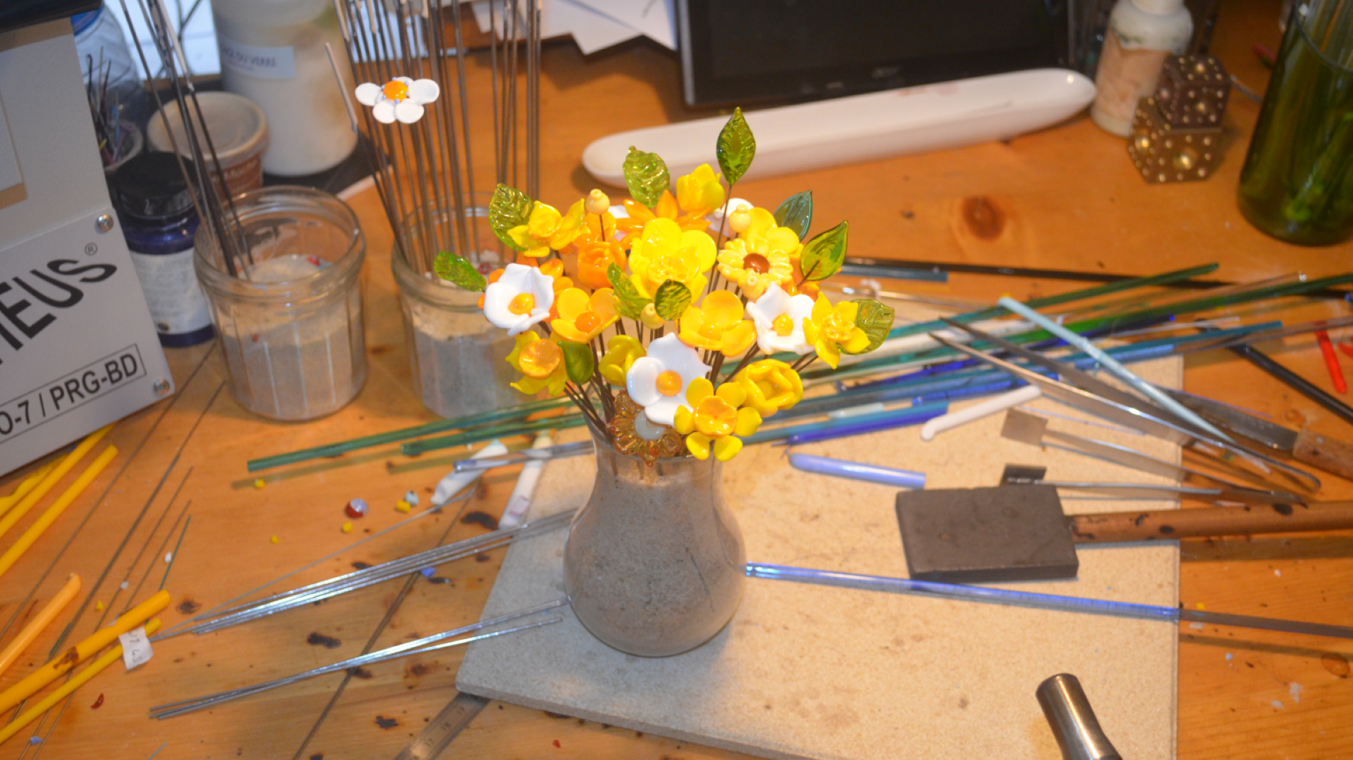 Bouquet_jaune_fleurs_de_Murano_sur_banc_d_atelier