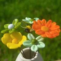 Composition Clara en verre de murano. Fleurs orange, jaune et vertes et blanches
