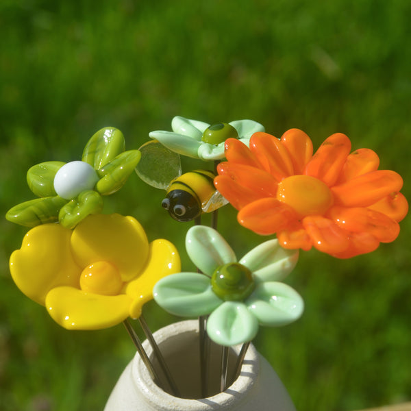 Composition Clara en verre de murano. Fleurs orange, jaune et vertes et blanches