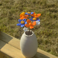 Composition Ana . Fleurs oranges et bleues en verre de Murano