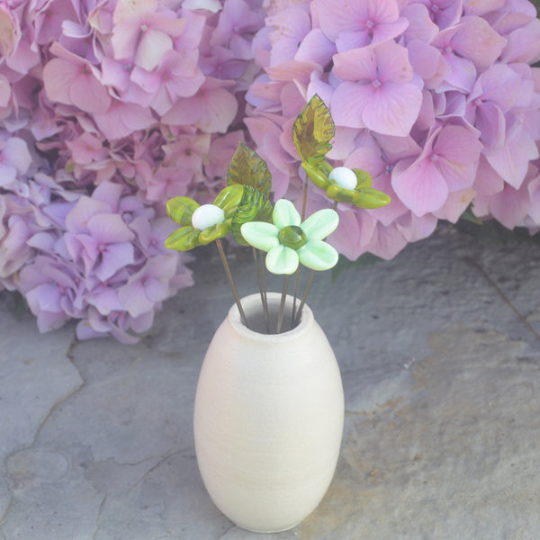 Composition florale en verre de murano Anissa. Fleurs vertes et blanches  