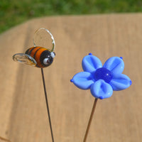 Une lorea bleue et une abeille  - toutes les deux en verre de Murano