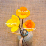 Composition de trois Renoncules / Boutons d'or - Tige de fleur individuelle en verre de Murano avec texte qui indique les nuances de couleurs disponible - Bright yellow, Mid orange, et Deep orange 