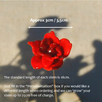 Rose Rouge - Tige de fleur individuelle en verre de Murano avec texte qui donne le largeur de  la fleur. La rose rouge en verre de Murano fait 3cm/ 3.5cm de largeur
